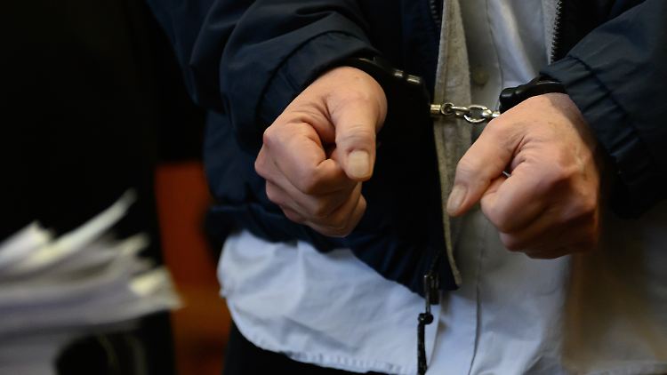Männer, die Handschellen tragen, haben auffällig oft keinen deutschen Pass.