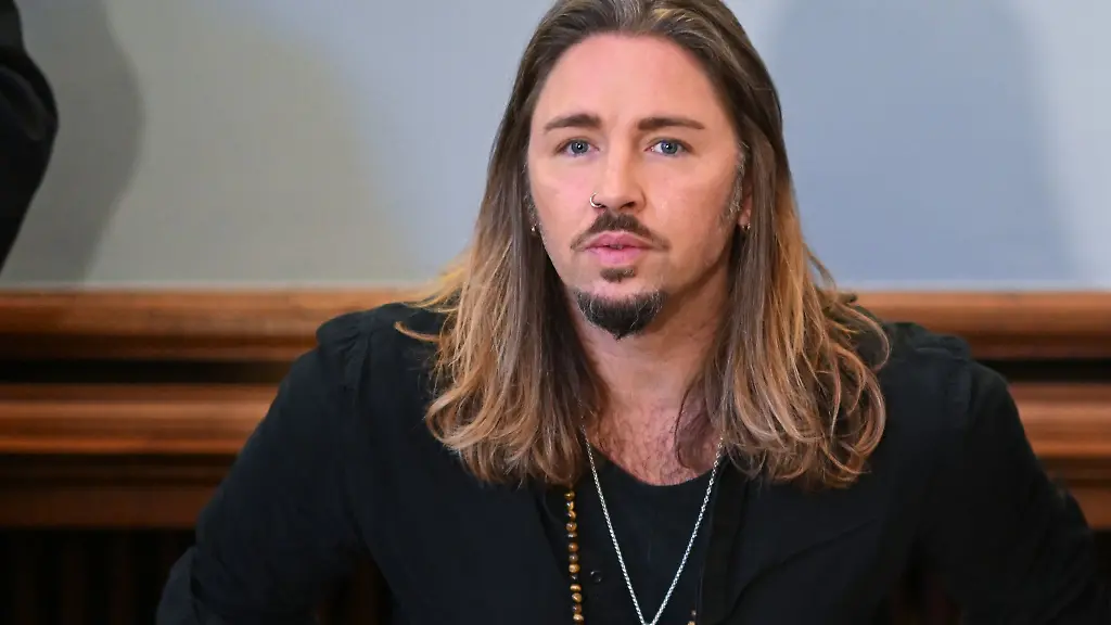 Der-deutsche-Rockmusiker-Gil-Ofarim-sitzt-im-Saal-des-Landgerichts-in-Leipzig