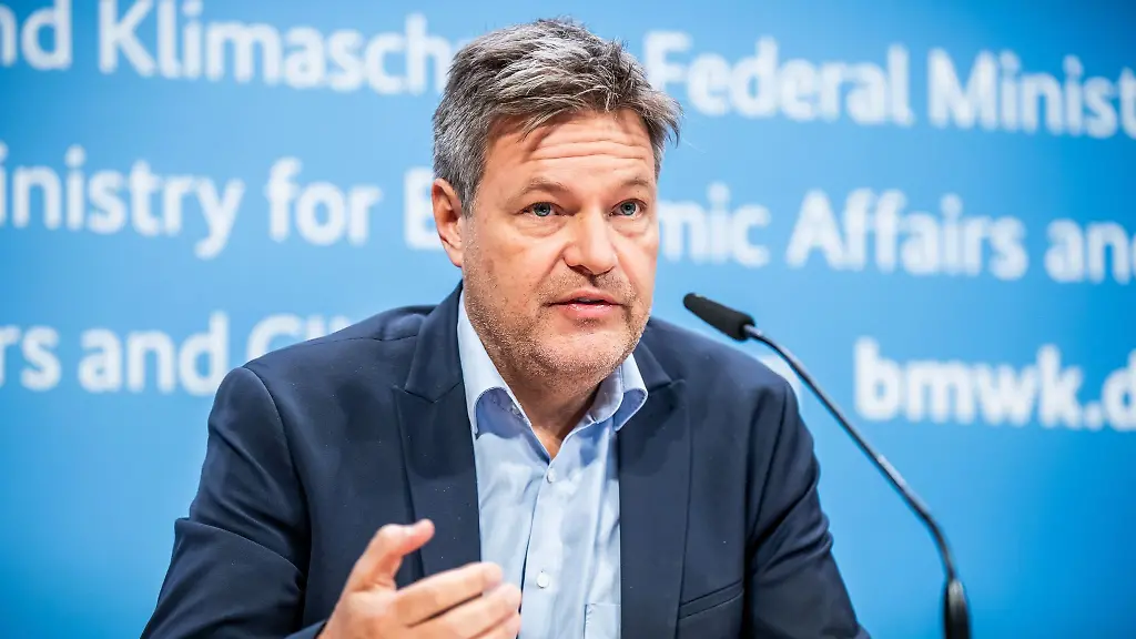 Wirtschaftsminister-Robert-Habeck-stellt-die-Plaene-fuer-ein-deutsches-Wasserstoffkernnetz-vor