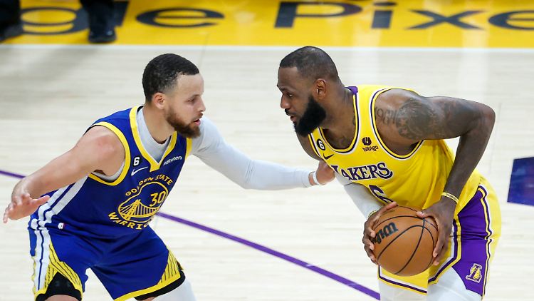 Hoffen beide noch auf einen Playoff-Platz: die Altmeister Stephen Curry und LeBron James.
