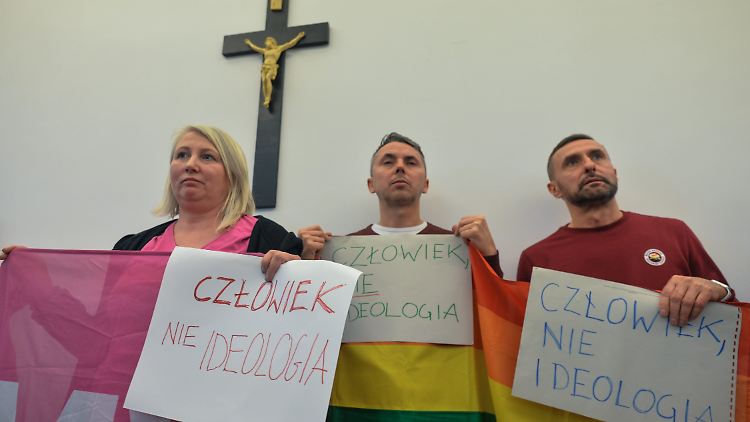 Kreuz und Regenbogenflagge - in vielen Staaten ist das friedliche Nebeneinander undenkbar.