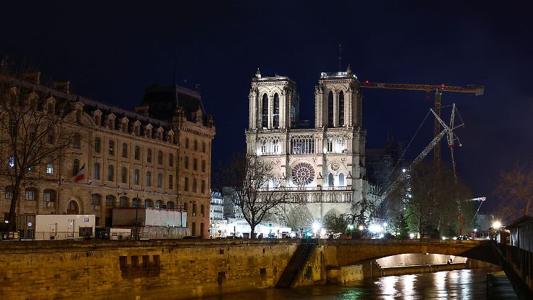 Vor fünf Jahren bangen die Pariserinnen und Pariser um Notre-Dame, inzwischen ist der Wiederaufbau fast vollendet.