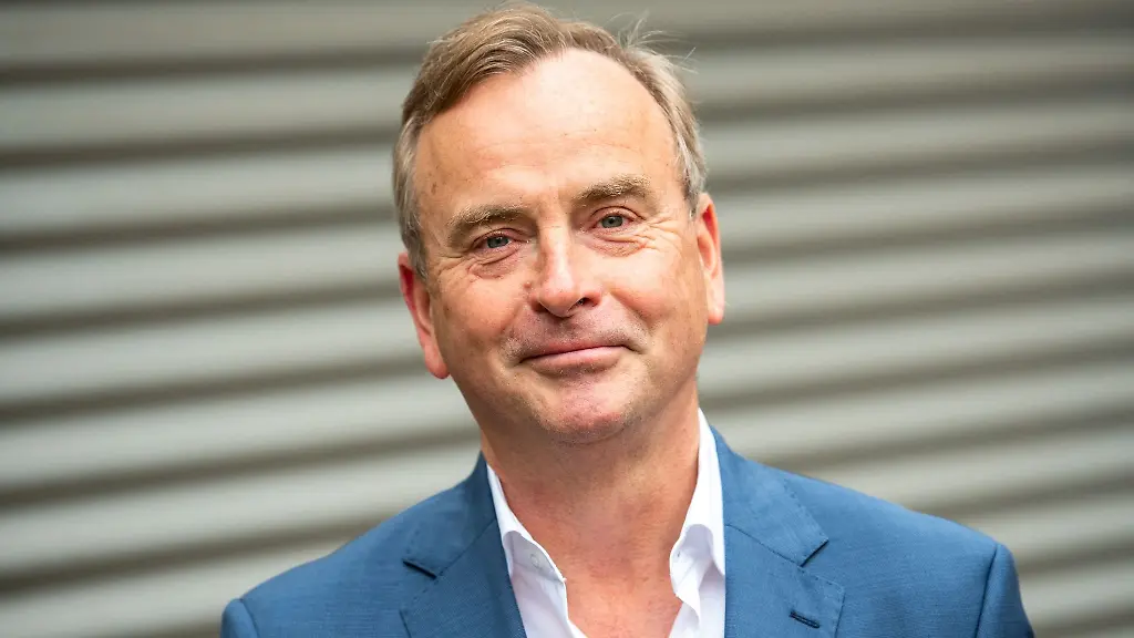 Thomas-Fuchs-Hamburgs-Datenschutzbeauftragter-schaut-in-die-Kamera