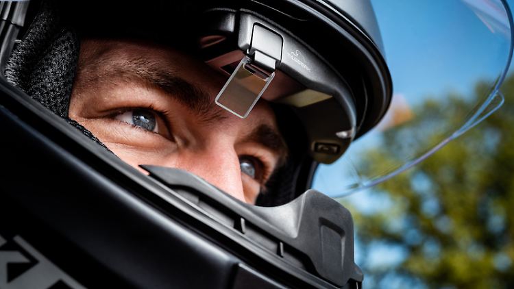 Dank eines Head-up-Displays, hier von Tilsberk, entfällt der ablenkende Blick auf die Armaturen des Motorrades.