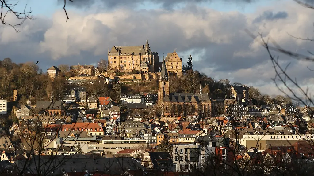 Wolken-ziehen-ueber-Marburgs-Schloss-und-der-Altstadt-vorbei