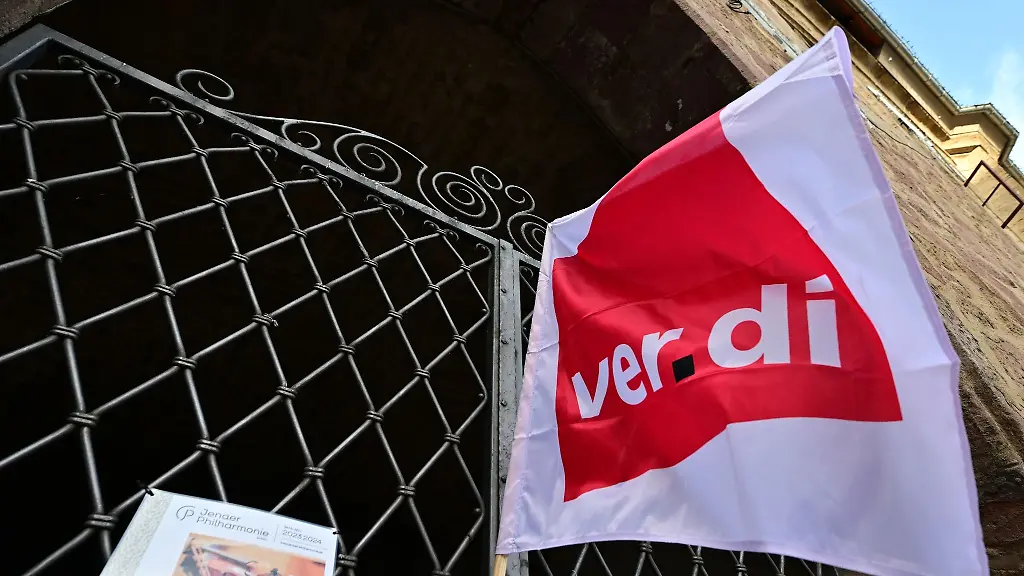 Eine-Verdi-Fahne-weht-vor-der-Kundgebung-von-Beschaeftigten-des-oeffentlichen-Dienstes-am-historischen-Rathaus