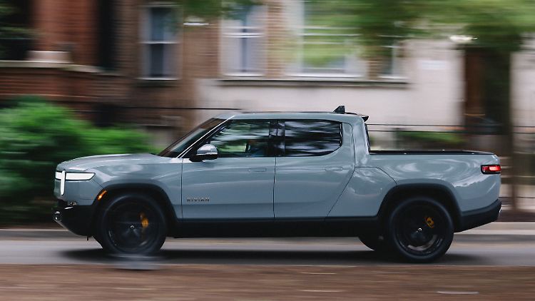Zwar wirkt der R1T nicht ganz so weit aus der Zukunft geholt wie der Cybertruck, futuristisch ist der Pritschenwagen aber allemal.