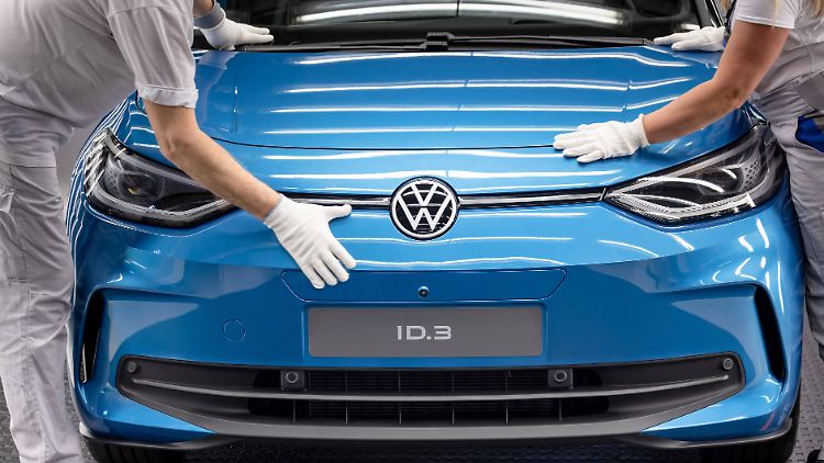 Bei vollelektrischen Fahrzeugen (BEV) sackten die VW-Verkäufe im Quartal um drei Prozent ab