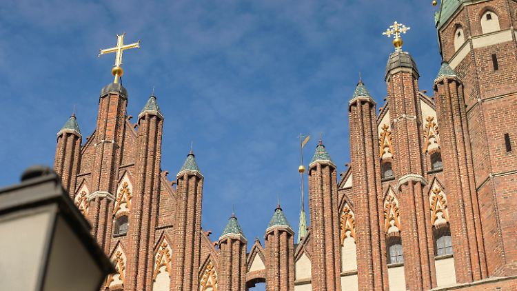 Unter dem Kreuz in Polen tun sich Abgründe auf. 