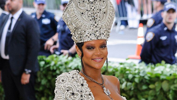 2018 kam Rihanna zur Met Gala im Papst-Outfit.