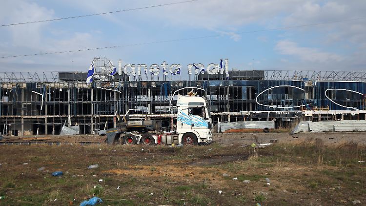 Zerstörtes Einkaufszentrum in Charkiw: Der Wiederaufbau der Ukraine wird nach Schätzungen der Weltbank mindestens eine halbe Billion Euro kosten.