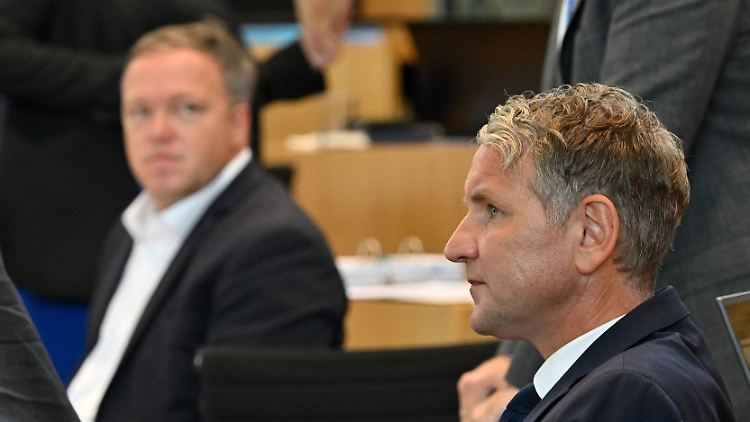Die CDU um Mario Voigt (hinten) holt auf, die AfD mit Spitzenkandidat Björn Höcke bleibt aber stärkste Kraft.
