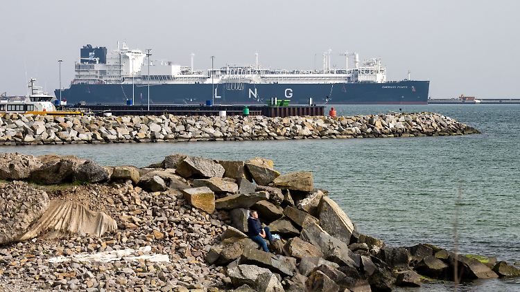 Die fast 300 Meter lange "Energos Power" liegt im Hafen von Mukran.