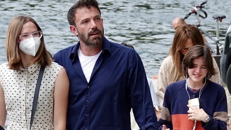 Violet Affleck (l.), Papa Ben Affleck und Fin Affleck beim gemeinsamen Spaziergang.