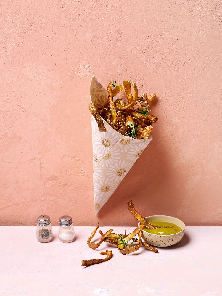 Außer den knusprigen Strips zaubert Gerlach aus Kartoffelschalen auch eine klare Röst-Sauce (Jus-Rezept ab Seite 142).