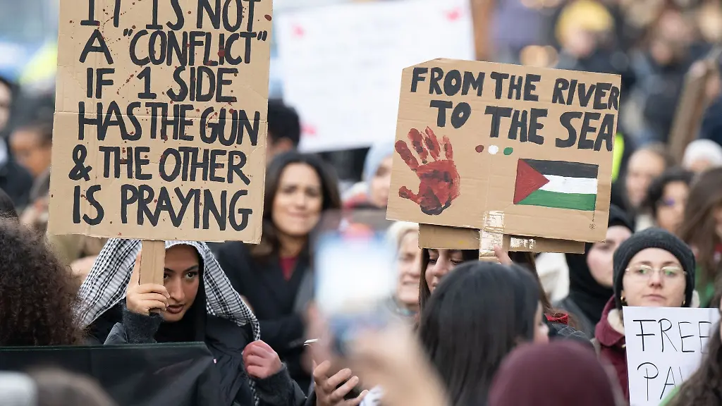 Junge-Frauen-halten-Plakate-bei-einer-Demonstration-hoch