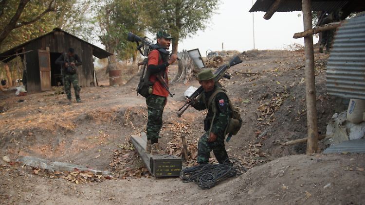 Mitglieder der KNLA sammeln Waffen ein, nachdem sie einen Stützpunkt der Armee in Myawaddy eingenommen haben.
