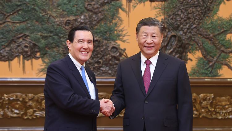 Auch das freundliche Lachen von Ma Ying-jeou (l.) und Xi Jinping kann nicht darüber hinwegtäuschen, dass China notfalls mit Krieg die Kontrolle über Taiwan erlangen will.