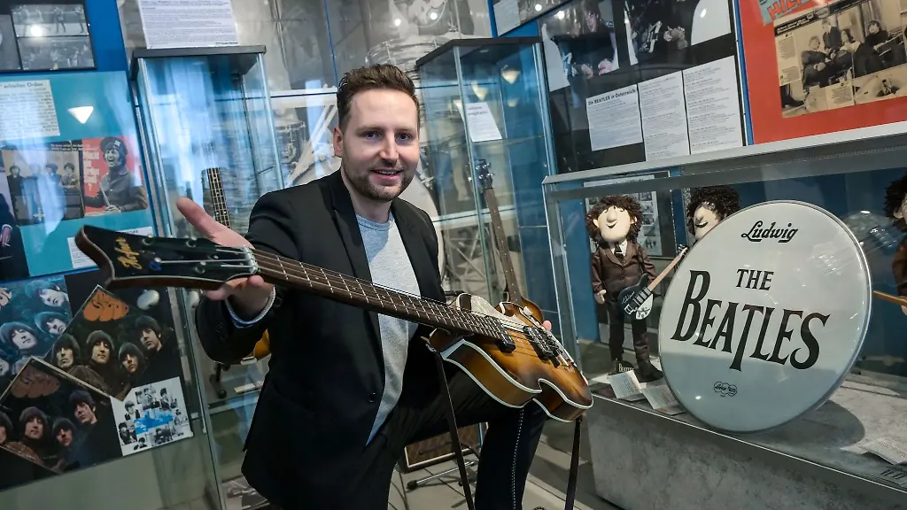 Beatles-Museum-Leiter-Martin-Schmidt-zeigt-ein-Replikat-der-Bassgitarre-von-1962-von-Paul-McCartney