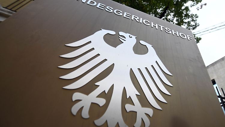 Ein Hinweisschild mit dem Bundesadler und dem Schriftzug "Bundesgerichtshof", aufgenommen beim Bundesgerichtshof (BGH).