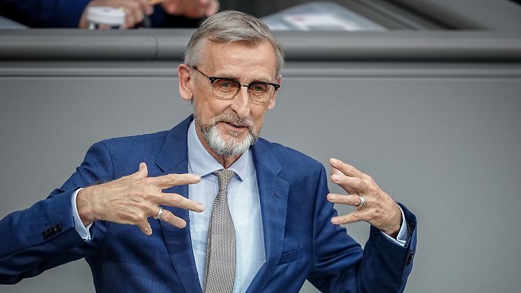 Schuster war selbst bis 2020 Bundestagsabgeordneter. Jetzt holte die Union den CDU-Politiker als Redner zurück. Sächsischer Innenminister ist der Baden-Württemberger seit April 2022.