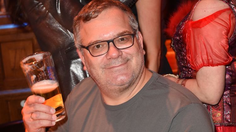 Um seine Kündigung zu verdauen, kippt sich Elton "jetzt ein paar Bierchen rein".