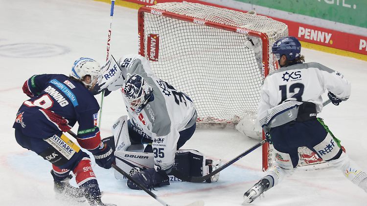 Ty Ronning (links) schoss die Eisbären in die Finalserie.