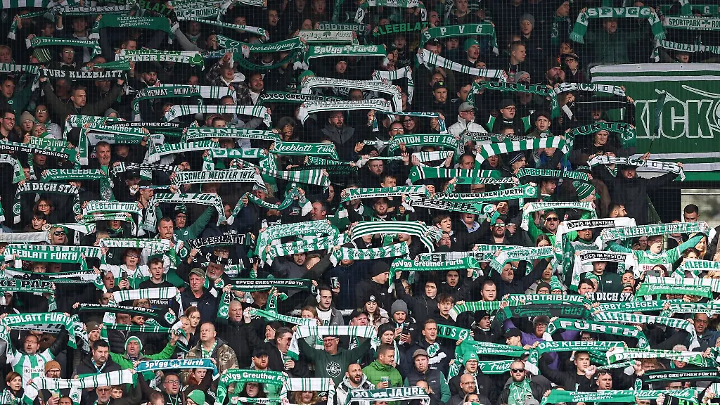 Die-Fuerther-Fans-singen-die-Vereinshymne