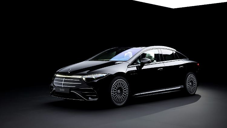 Ein Fest für die Fans: Der Mercedes EQS bekommt den Stern als Kühlerfigur.