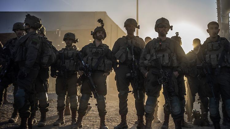 Israelische Soldaten bewachen den Grenzübergang Erez im Norden des Gazastreifens. 