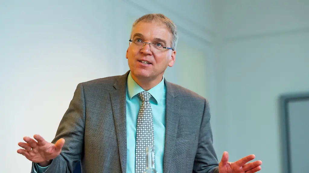 Lueneburgs-Landrat-Jens-Boether-stellt-waehrend-einer-Pressekonferenz