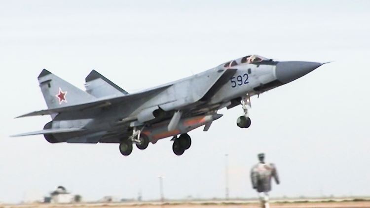 Ein russisches MiG-31-Kampfflugzeug ist mit der Kinschal-Hyperschall-Rakete bestückt. 