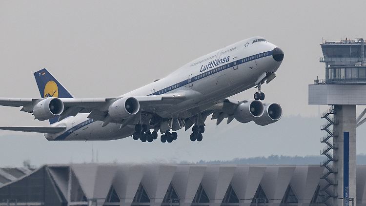 Als letzte große Berufsgruppe bei der Lufthansa bekommt nun auch das Kabinenpersonal höhere Gehälter. 