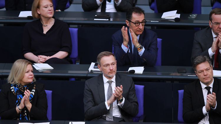 Von den befragten Bürgern gibt es für die Ampel-Koalition nur wenig Applaus. Allerdings kann auch die Opposition nicht wirklich von der Unzufriedenheit profitieren.