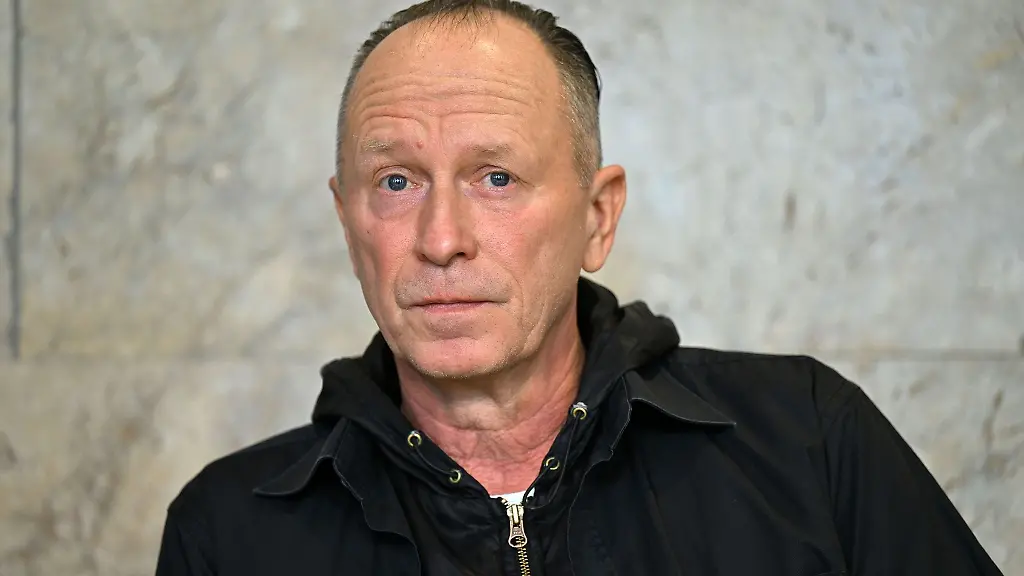 Hasko-Weber-Generalintendant-des-Deutschen-Nationaltheater-Weimar-waehrend-einer-Pressekonferenz