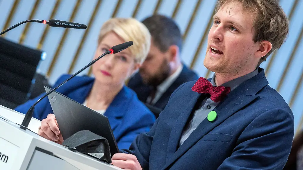 Hannes-Damm-der-Landtagsabgeordnete-der-Gruenen-haelt-eine-Rede-im-Landtag