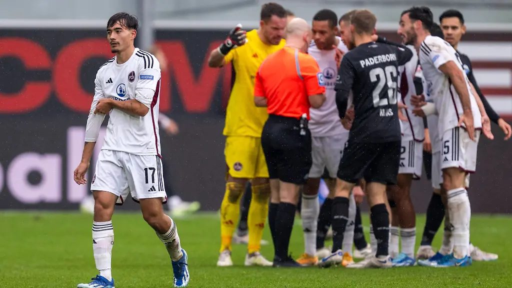 Nuernbergs-Jens-Castrop-l-verlaesst-nach-seiner-Roten-Karte-den-Platz