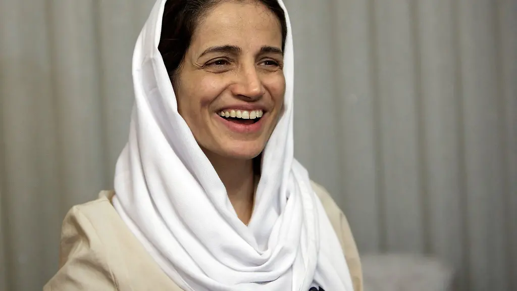 Nasrin-Sotudeh-iranische-Anwaeltin-laechelt-in-ihrem-Haus