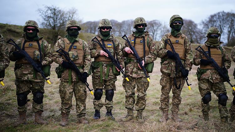 Ukrainische Soldaten stehen in Salisbury Plain in Wiltshire, wo die australischen Streitkräfte die vom Vereinigten Königreich geführte Ausbildung ukrainischer Rekruten unterstützen.