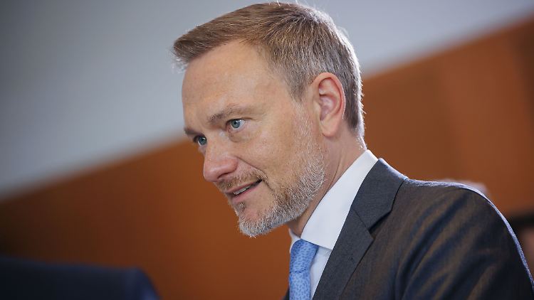 Von vielen Ministerien fordert Finanzminister Lindner mehr Sparsamkeit. Nur der Verteidigungsetat bleibt davon verschont. 
