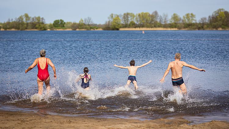 Ein paar mutige Niedersachsen haben am vergangenen Wochenende schon angebadet. Demnächst ist wieder eher Hallenbad angesagt.