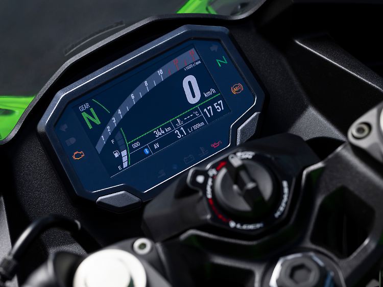 Die wichtigsten Fahrinformationen werden in einem Fünf-Zoll-TFT-Instrument klar gegliedert und gut ablesbar angezeigt.