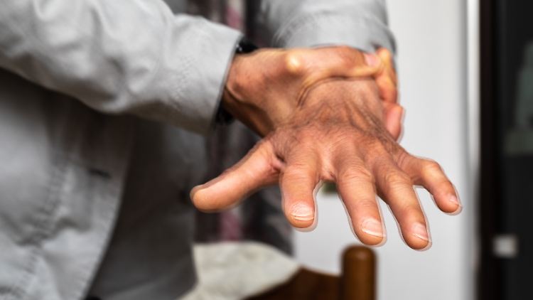 Ein typisches Symptom für Parkinson ist das Zittern.