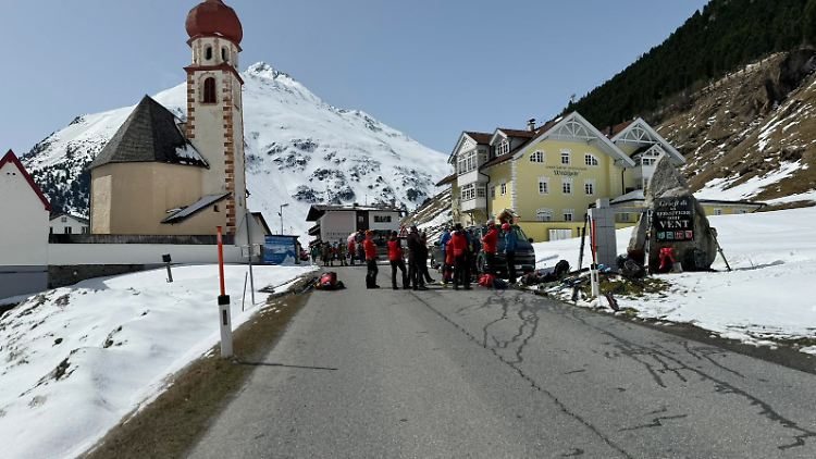 Einsatzkräfte in Vent im Gemeindegebiet von Sölden.