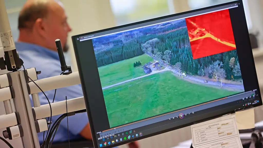 In-der-Rettungsleitstelle-wird-das-Livebild-einer-Drohne-auf-einen-Bildschirm-uebertragen