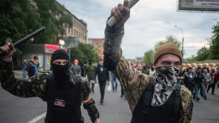 Prorussische Protestler gehen am 28. April 2014 in der Stadt Donezk auf eine Demonstration los, auf der die Einheit der Ukraine gefordert wird.