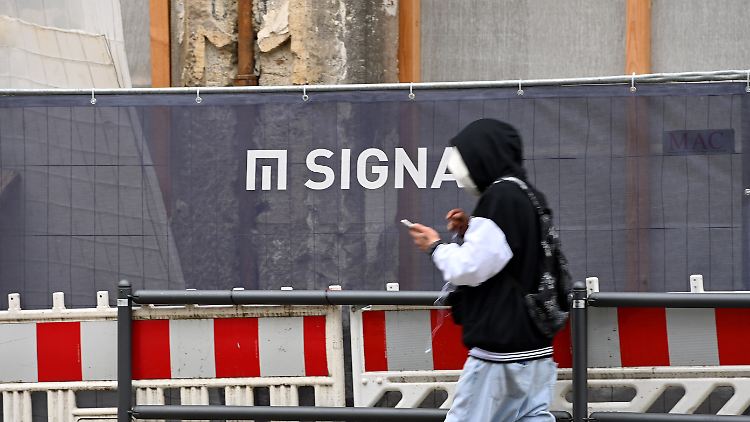 Die Dachgesellschaft der Signa-Gruppe geht in Konkurs.