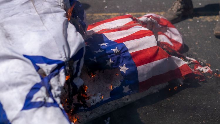 Israel und die USA sind die erklärten Erzfeinde Irans - zum Gedenken an die in Damaskus getöteten Mitglieder der Revolutionsgarden werden in Teheran Fahnen der beiden Länder verbrannt.