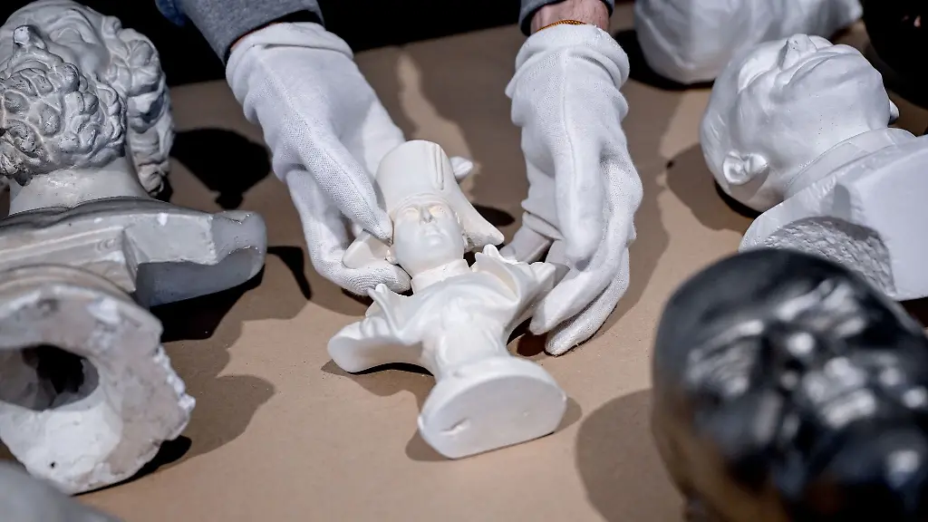 Ein-Museumsmitarbeiter-packt-vor-dem-Umzug-das-Exponat-einer-Napoleon-Bueste-ein