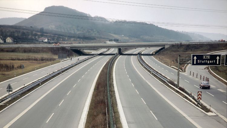Wegen einer anhaltenden Ölkrise wurden 1973 erstmals und mehrmals autofreie Sonntage verhängt.